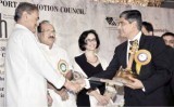 Sudhir Kasliwal receiving GJEPC Export Award