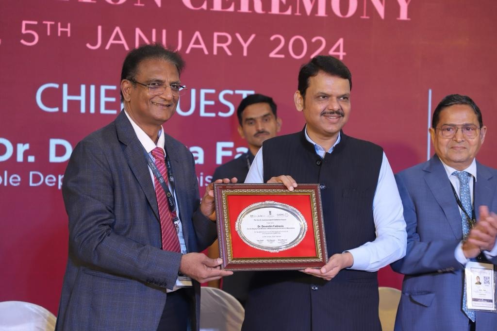 Vipul Shah (Chairman, GJEPC) felicitates Dr Devendra Fadnavis (Dy. Chief Minister, Maharashtra) during the inauguration of IIJS Signature 2024 at Bombay Exhibition Centre, Goregaon, Mumbai