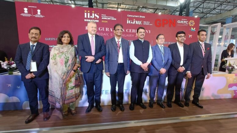 Vipul Shah (Chairman, GJEPC) felicitates Dr Devendra Fadnavis (Dy. Chief Minister, Maharashtra) during the inauguration of IIJS Signature 2024 at Bombay Exhibition Centre, Goregaon, Mumbai