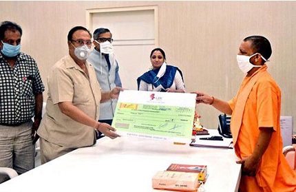 Ashok Seth, regional chairman - North, GJEPC handing over the cheque to Chief Minister of Uttar Pradesh, Yogi Adityanath
