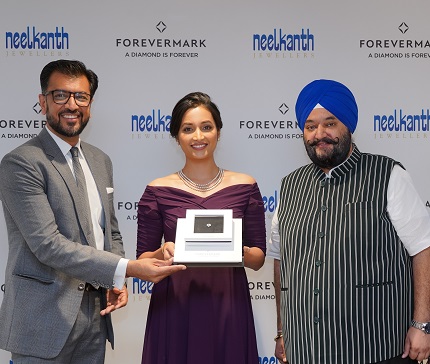 Mr. Sachin Jain, MD, De Beers Inda, Film star, Srinidhi Shetty and Gurmukh Singh, CEO, Neelkanth Jewelers