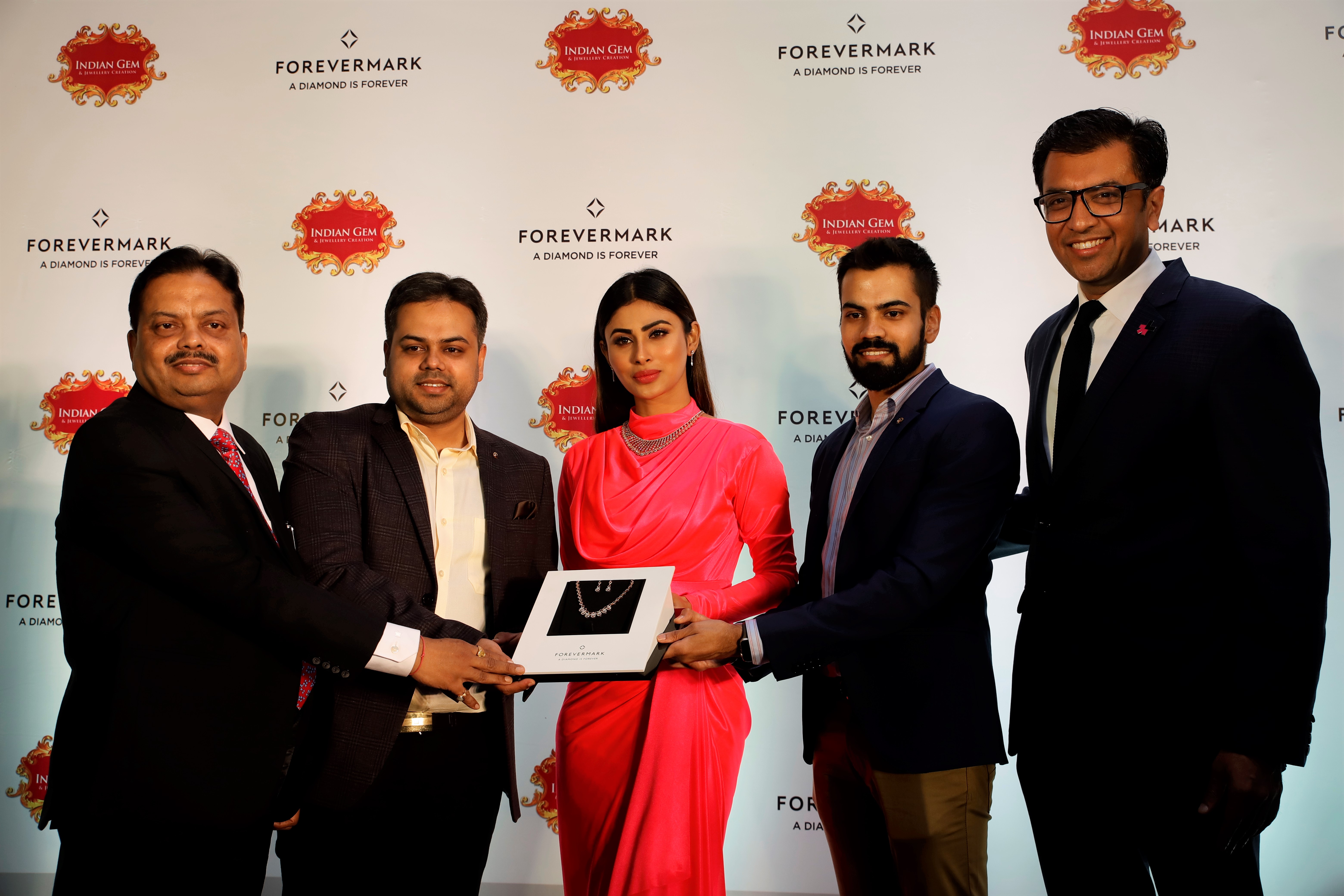 Filmstar Mouni Roy, Mr. Pramod Dugar, Chairman, Mr Prayas Dugar, MD, Mr Pratik Dugar, Direct of Indian Gem and Jewellery Creation  and Sachin Jain, President, Forevermark